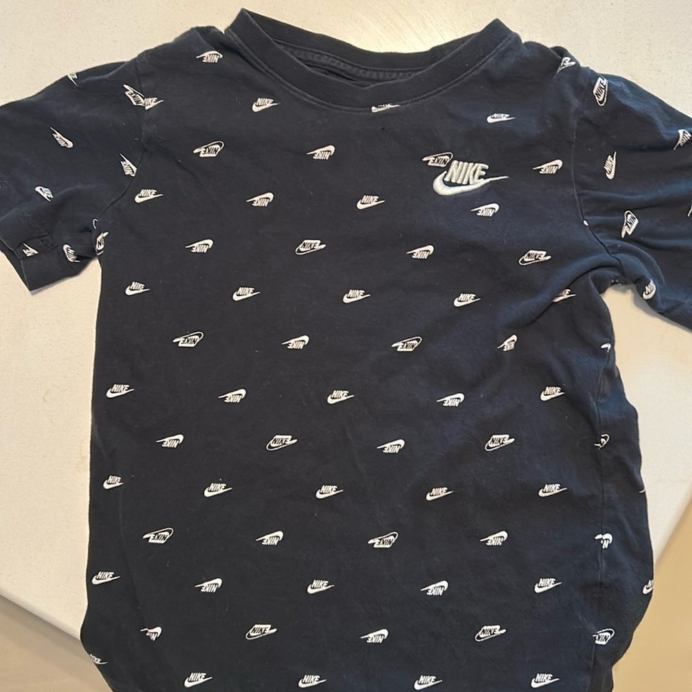 Nike boys t shirt size medium